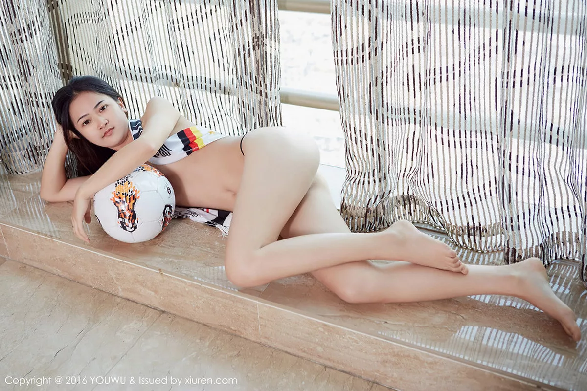 秀人集.com_[YouWu尤物馆]Vol.015_新人嫩模小维Gary足球宝贝黑色丁字裤半裸诱惑写真53P