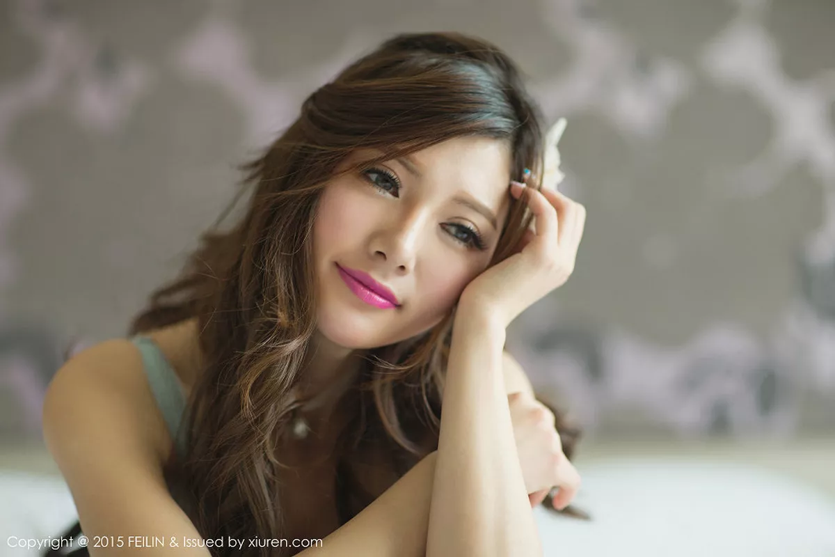 秀人集.com_[FeiLin嗲囡囡]Vol.001_嫩模奶茶-Emily白色内衣丰满美胸靓丽美颜写真50P