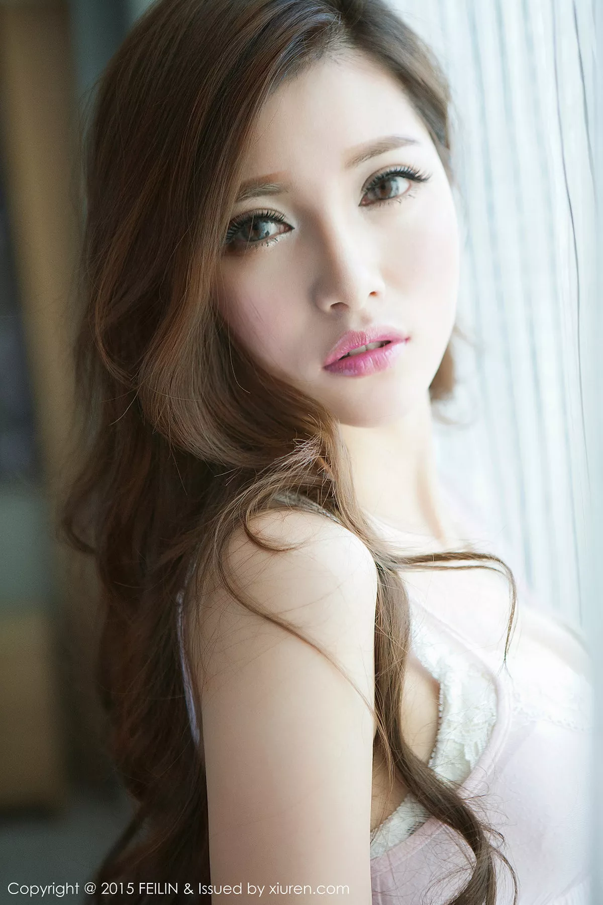 秀人集.com_[FeiLin嗲囡囡]Vol.001_嫩模奶茶-Emily白色内衣丰满美胸靓丽美颜写真50P