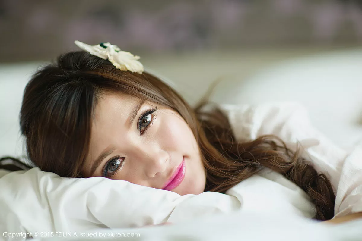 秀人集.com_[FeiLin嗲囡囡]Vol.001_嫩模奶茶-Emily白色内衣丰满美胸靓丽美颜写真50P