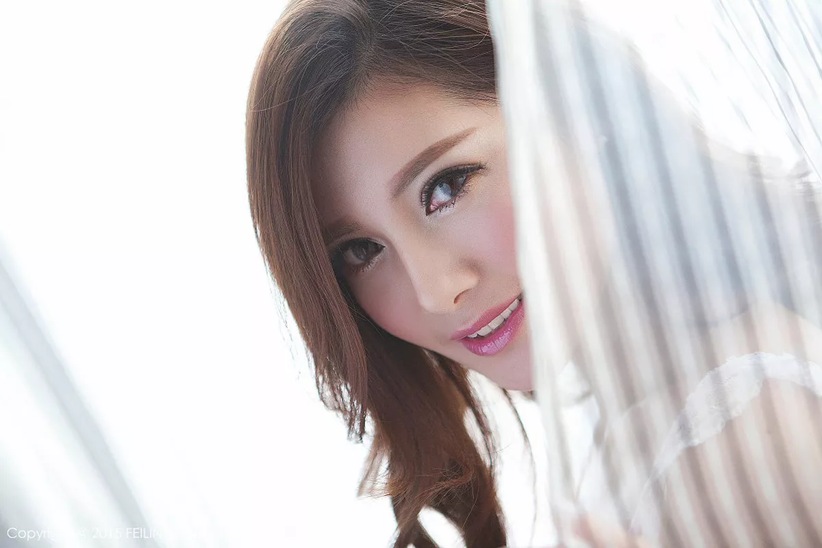 秀人集.com_[FeiLin嗲囡囡]Vol.001_嫩模奶茶-Emily白色内衣丰满美胸靓丽美颜写真50P