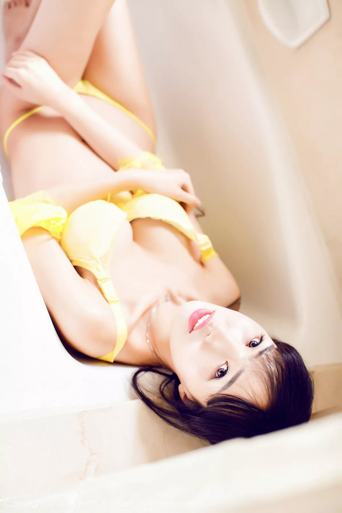 秀人集.com_[IMISS爱蜜社]Vol.006_嫩模石心琪黄色浴白色内衣半脱秀豪乳诱惑写真52P