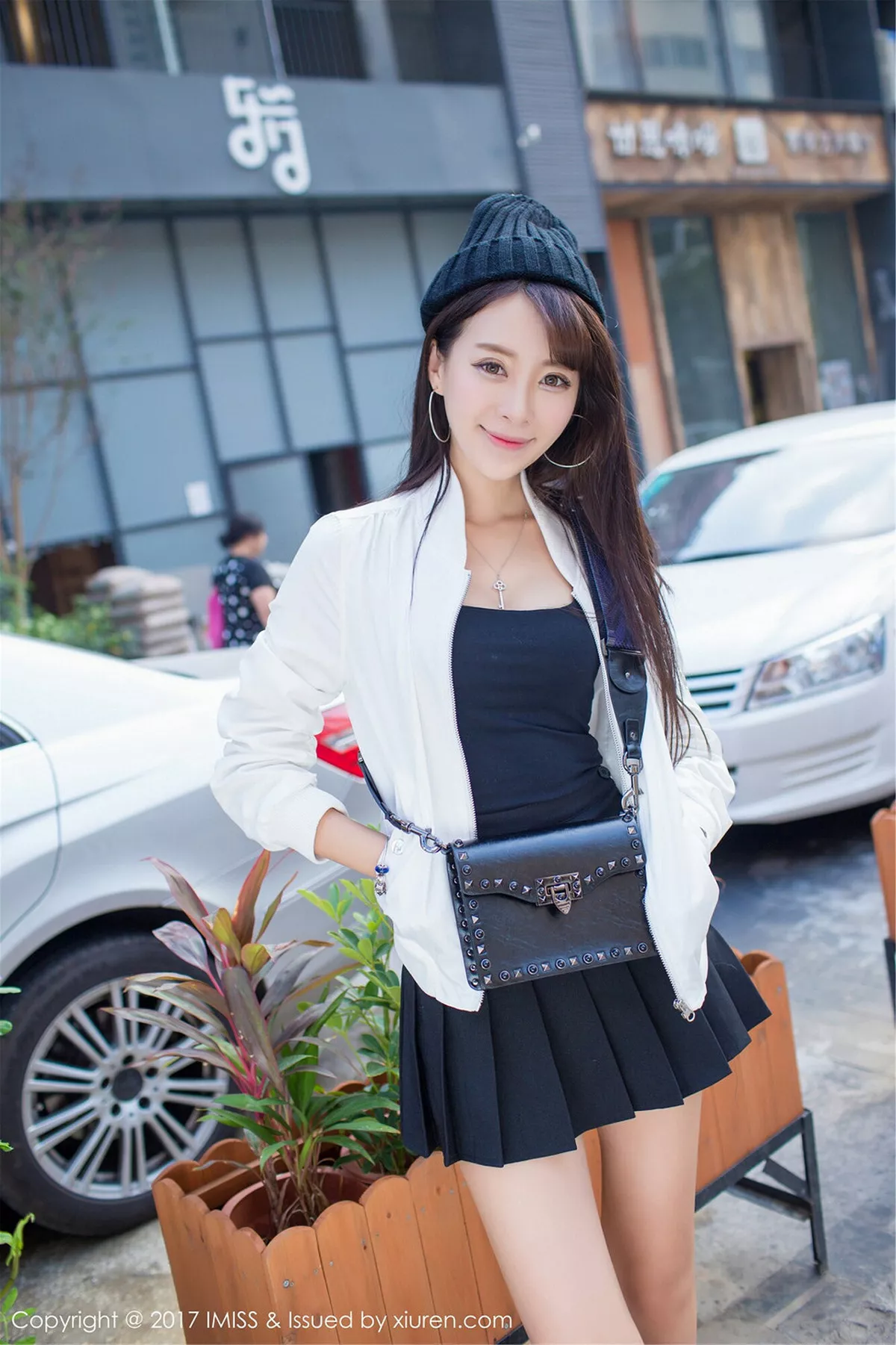 秀人集.com_[IMISS爱蜜社]Vol.163_嫩模王曼妮好Q粉红牛仔吊带裤秀完美身材清新街拍写真46P