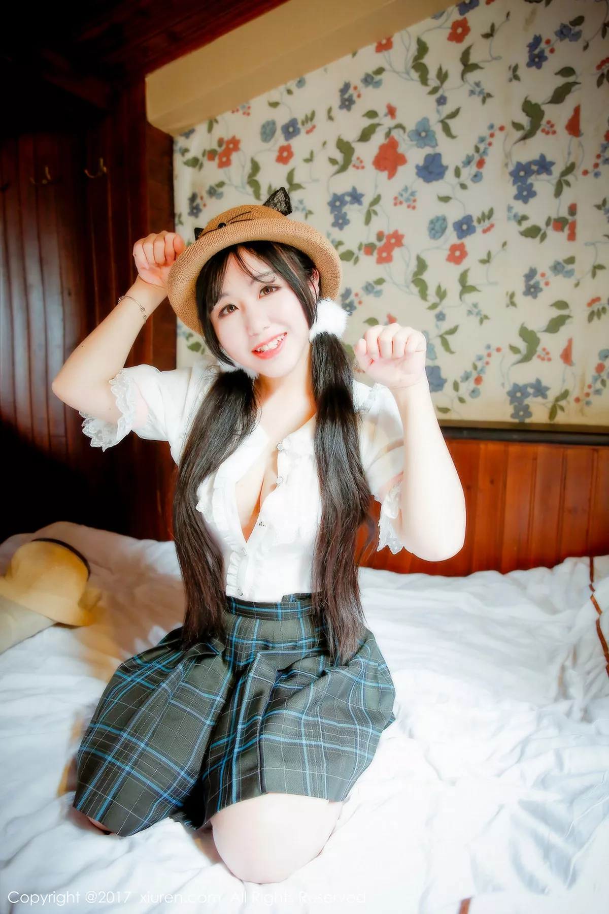 秀人集.com_[XiuRen秀人网]No.742_嫩模V菜居家私房全裸上身秀雪嫩豪乳娇羞迷人写真50P