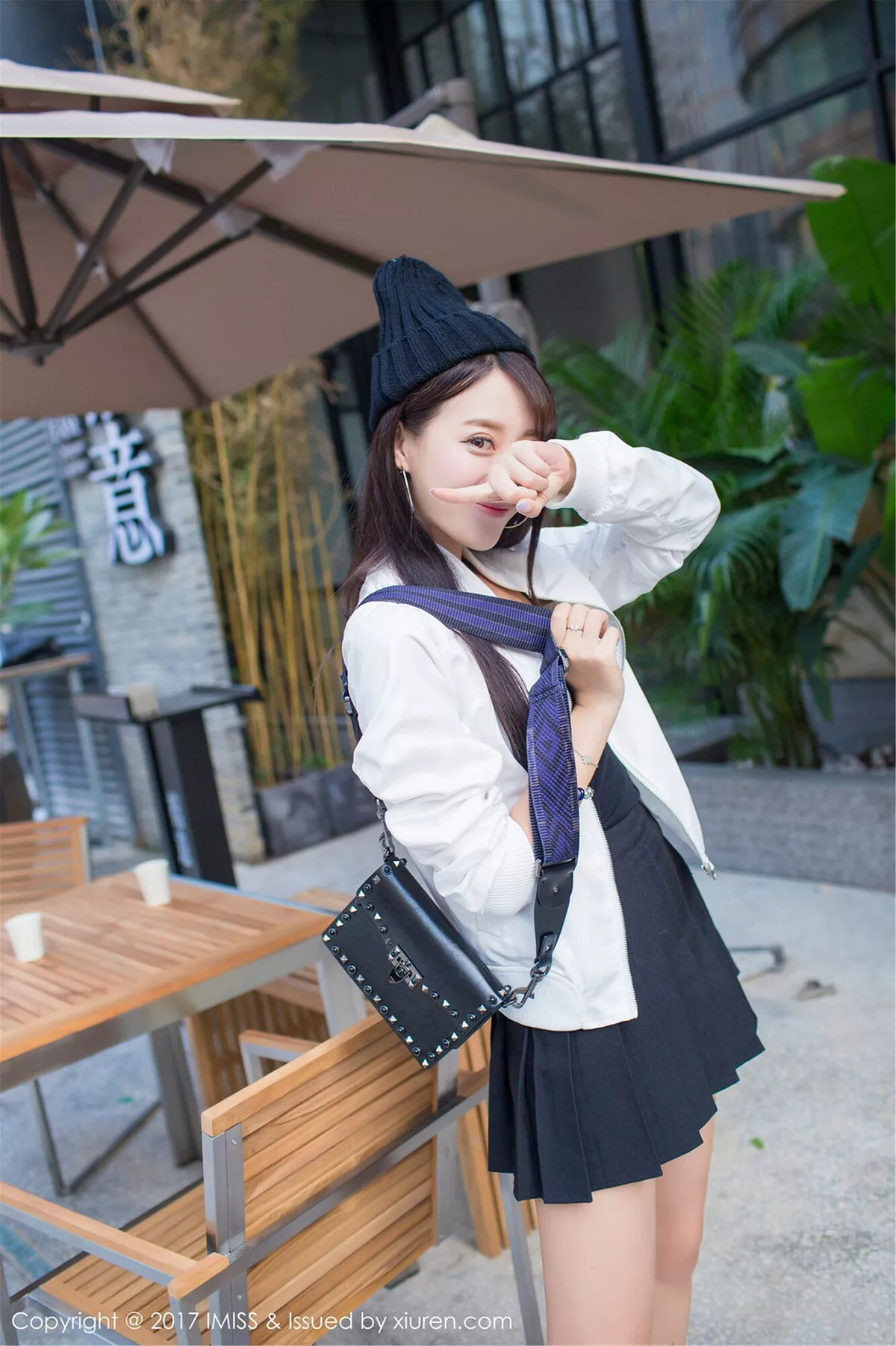 秀人集.com_[IMISS爱蜜社]Vol.163_嫩模王曼妮好Q粉红牛仔吊带裤秀完美身材清新街拍写真46P