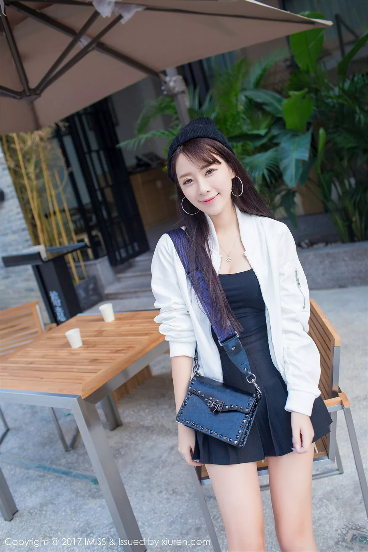 秀人集.com_[IMISS爱蜜社]Vol.163_嫩模王曼妮好Q粉红牛仔吊带裤秀完美身材清新街拍写真46P