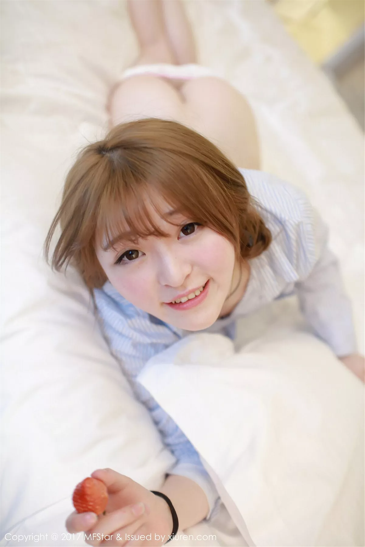 秀人集.com_[MFStar模范学院]Vol.096_嫩模伊小七MoMo敞开条子衬衣半脱草莓内裤性感写真60P