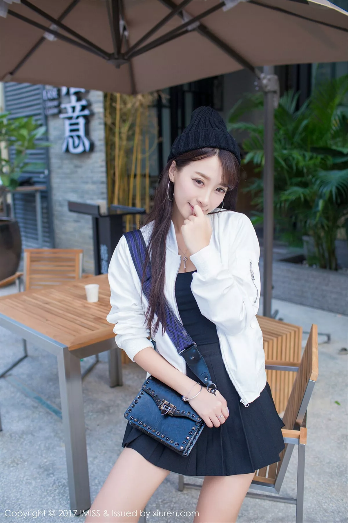 秀人集.com_[IMISS爱蜜社]Vol.163_嫩模王曼妮好Q粉红牛仔吊带裤秀完美身材清新街拍写真46P