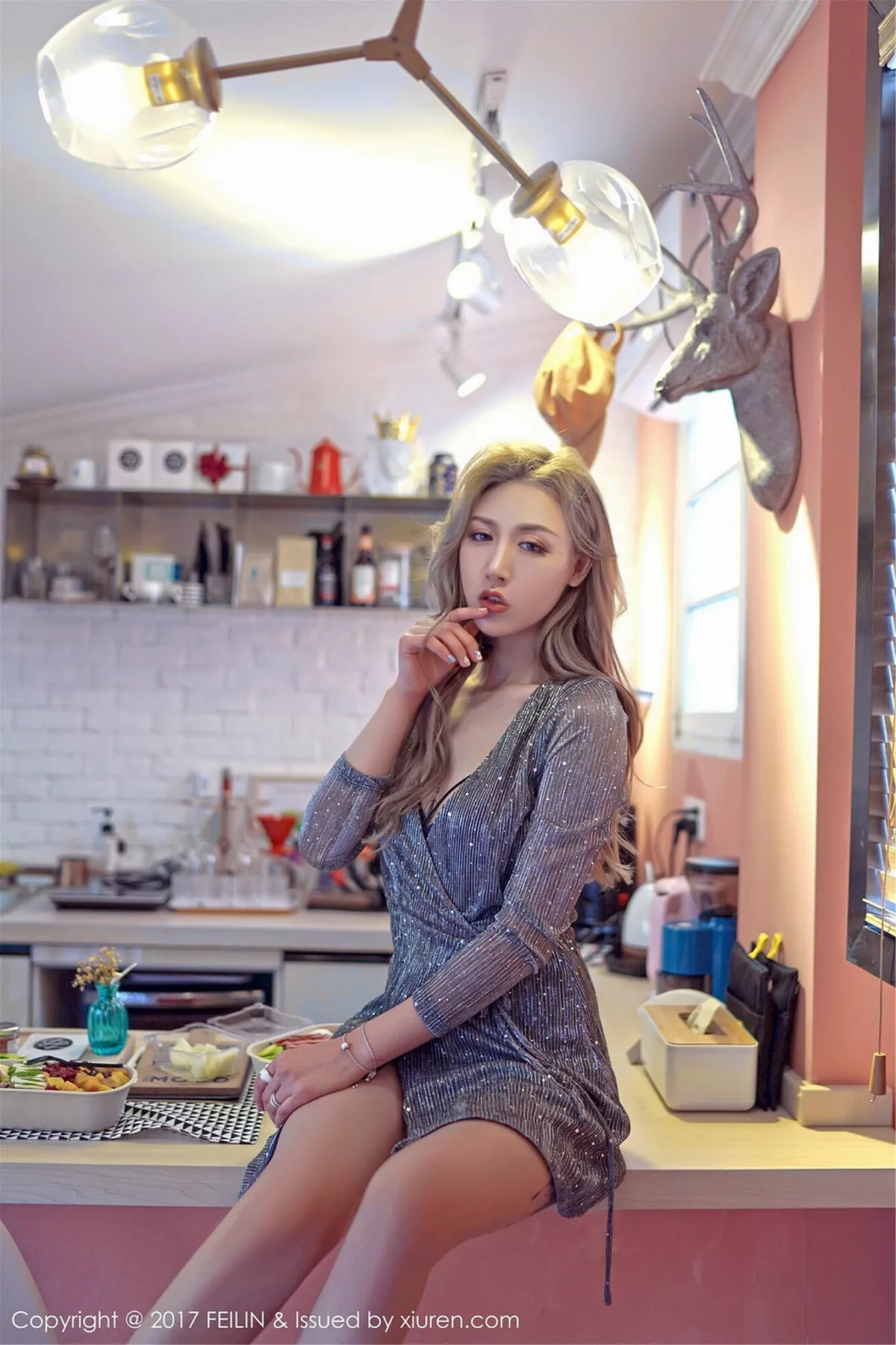 秀人集.com_[FeiLin嗲囡囡]Vol.089_嫩模晗大大居家黑色吊带衣白色短裤秀完美身材灵动迷人写真40P