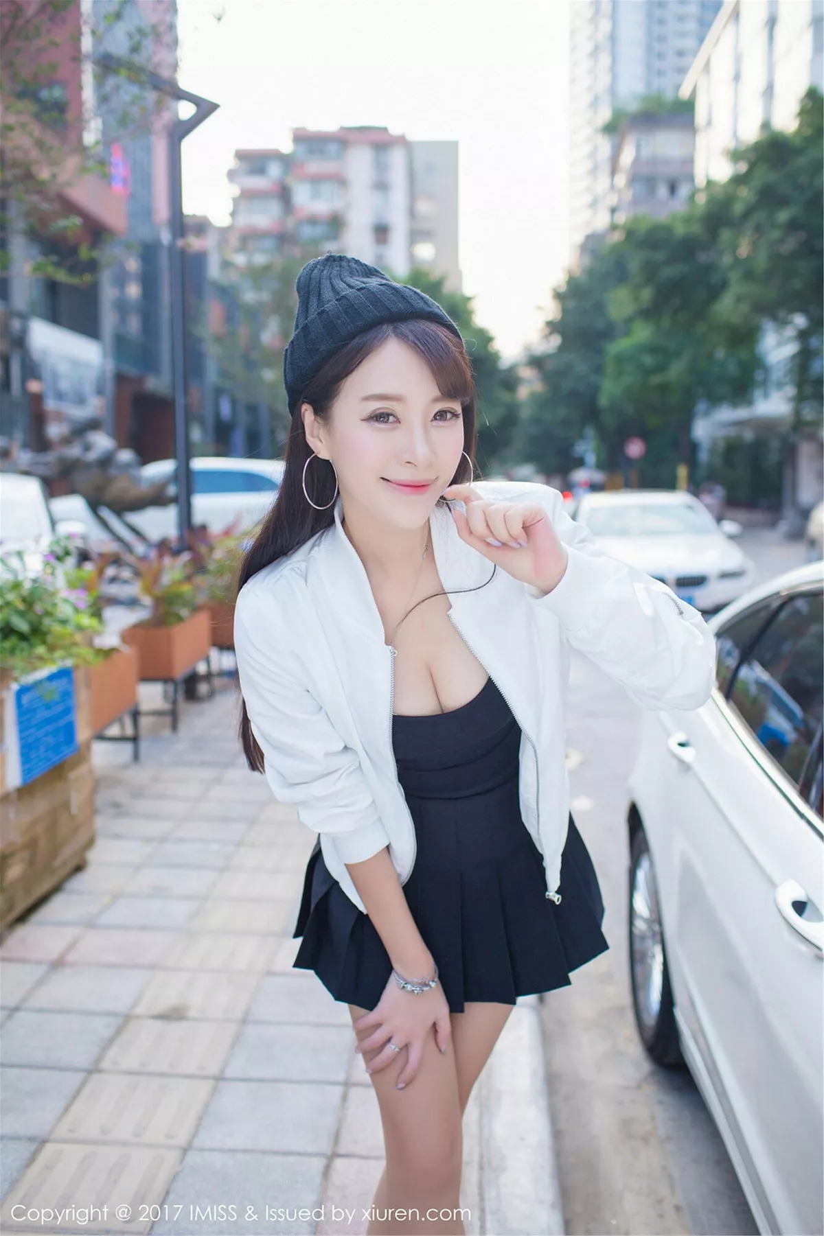 秀人集.com_[IMISS爱蜜社]Vol.163_嫩模王曼妮好Q粉红牛仔吊带裤秀完美身材清新街拍写真46P