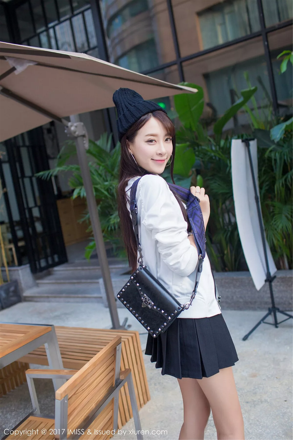 秀人集.com_[IMISS爱蜜社]Vol.163_嫩模王曼妮好Q粉红牛仔吊带裤秀完美身材清新街拍写真46P