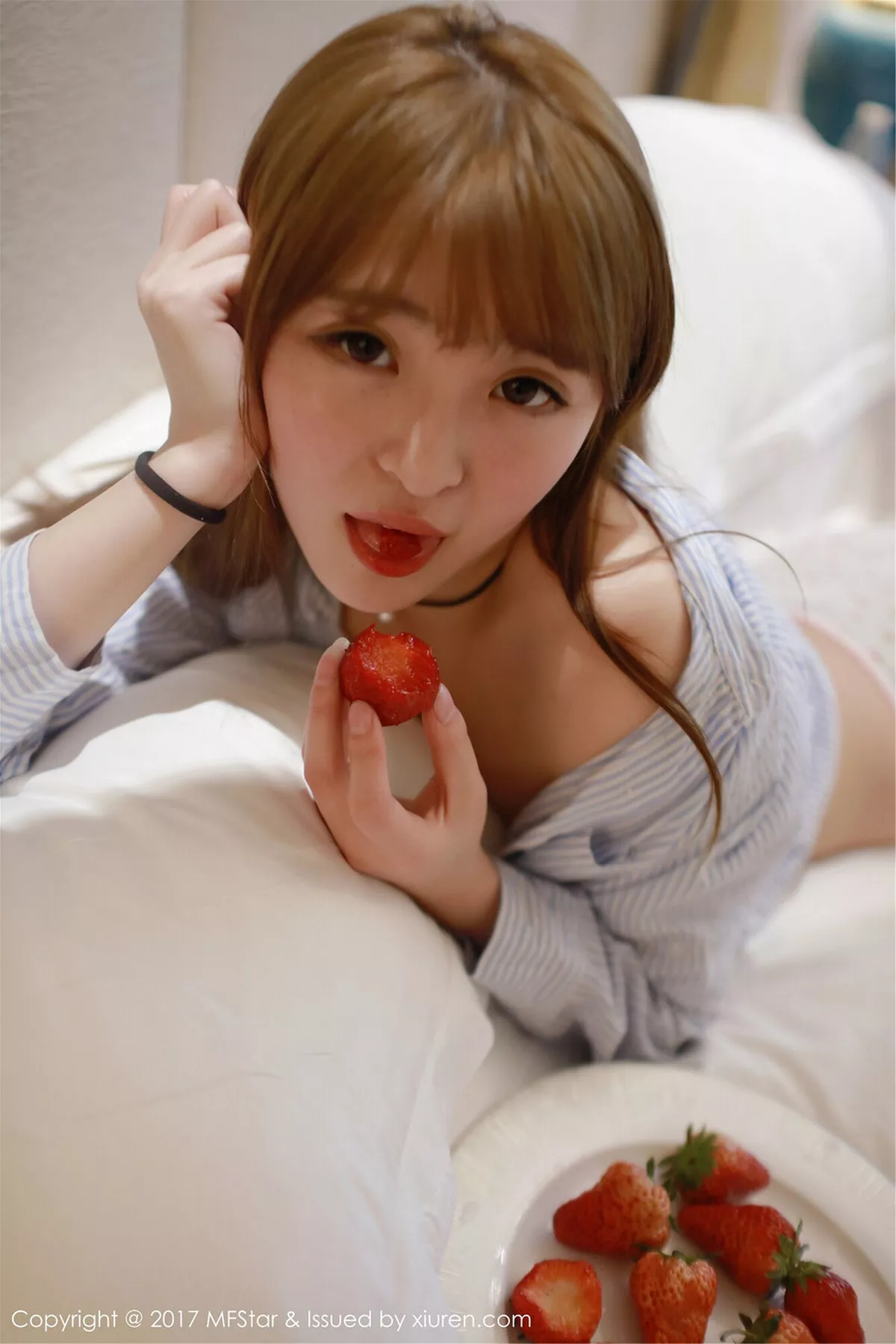 秀人集.com_[MFStar模范学院]Vol.096_嫩模伊小七MoMo敞开条子衬衣半脱草莓内裤性感写真60P