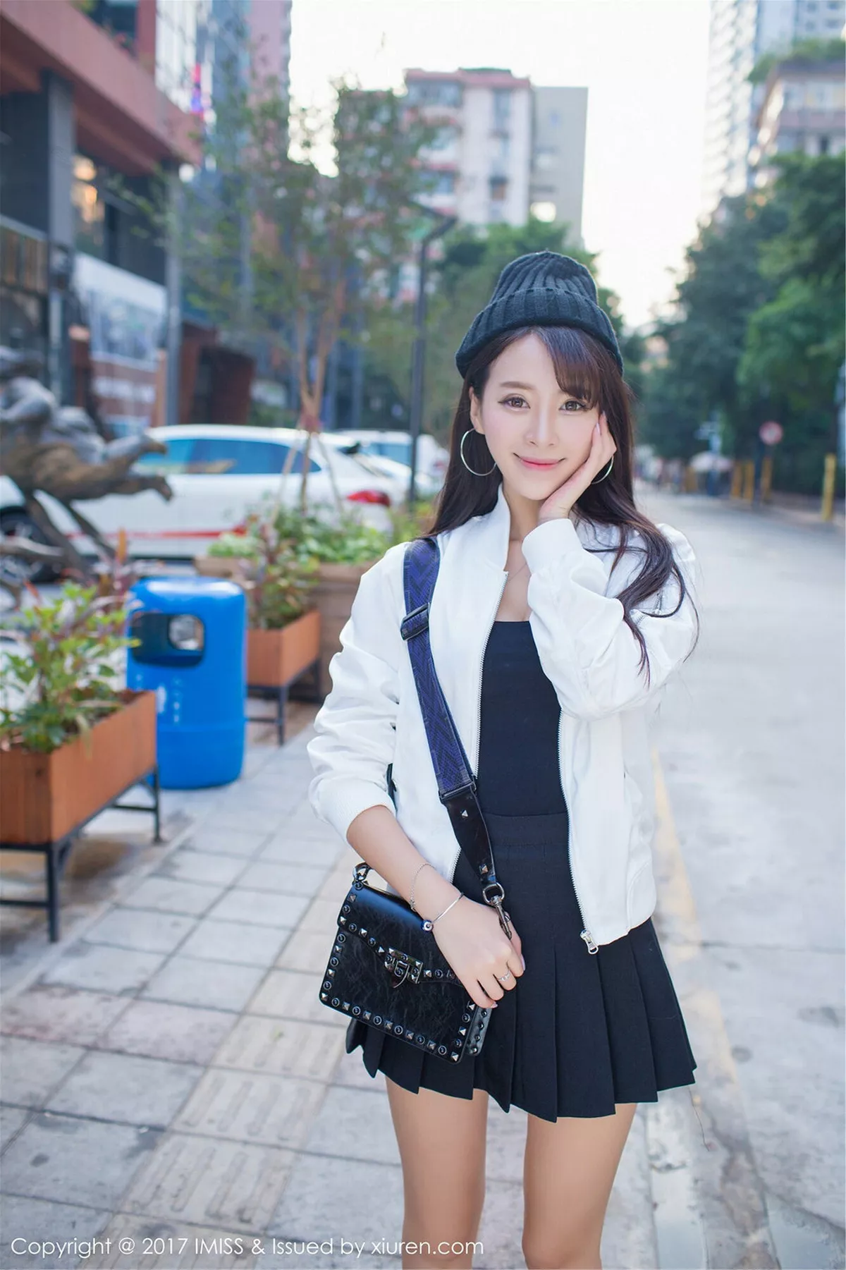 秀人集.com_[IMISS爱蜜社]Vol.163_嫩模王曼妮好Q粉红牛仔吊带裤秀完美身材清新街拍写真46P