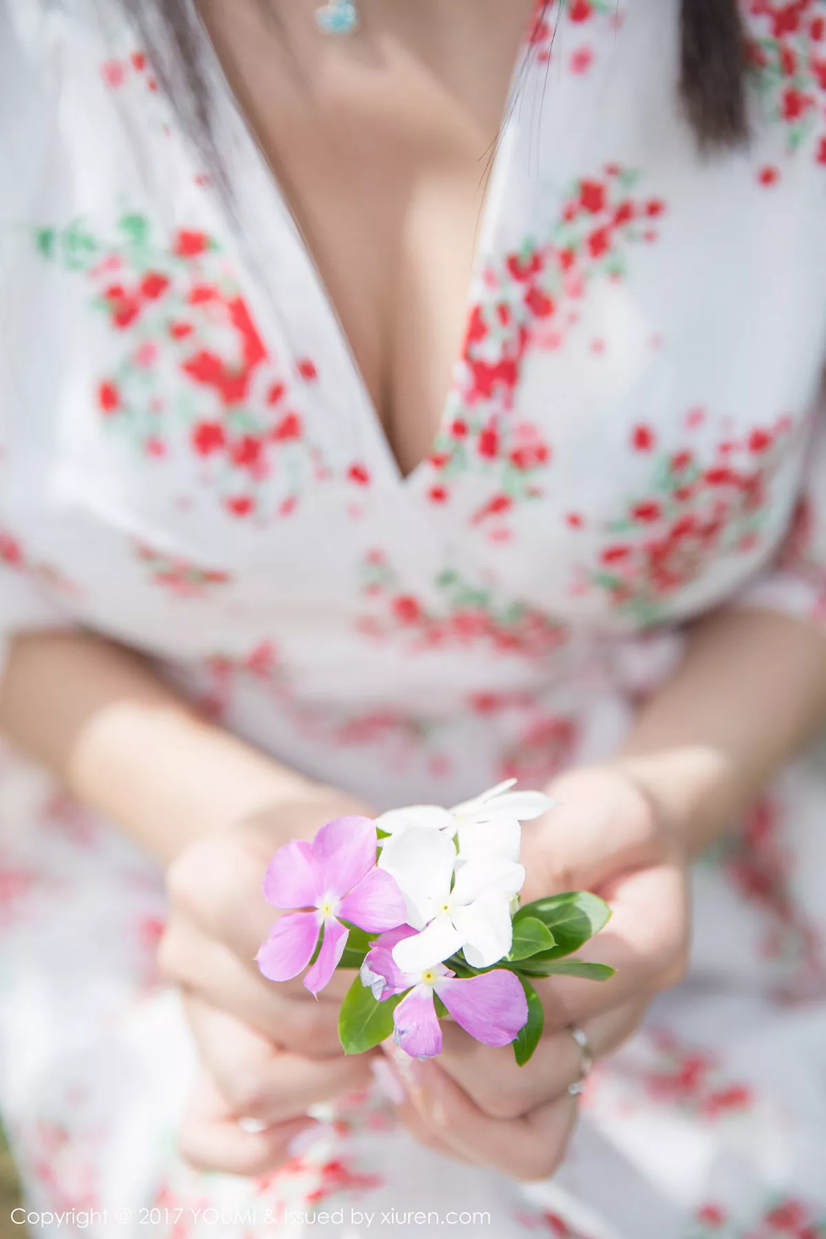 秀人集.com_[YouMi尤蜜荟]Vol.030_尤物嫩模Yumi-尤美沙巴旅拍泳池边性感比基尼秀完美身材写真50P