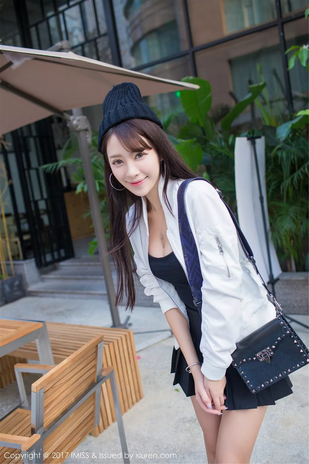 秀人集.com_[IMISS爱蜜社]Vol.163_嫩模王曼妮好Q粉红牛仔吊带裤秀完美身材清新街拍写真46P