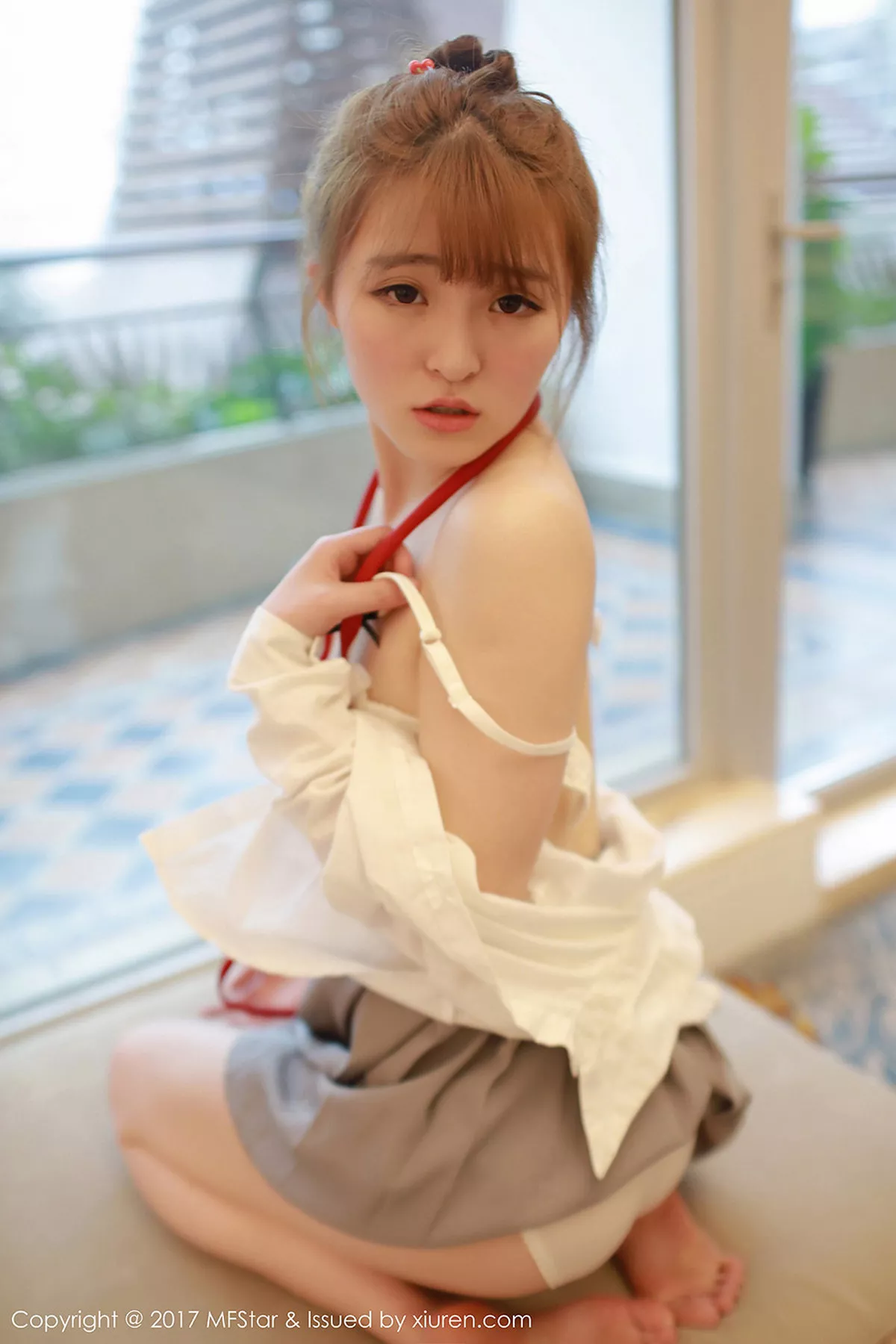 秀人集.com_[MFStar模范学院]Vol.098_嫩模伊小七MoMo学生装性感短裙半脱内裤撩人诱惑写真47P