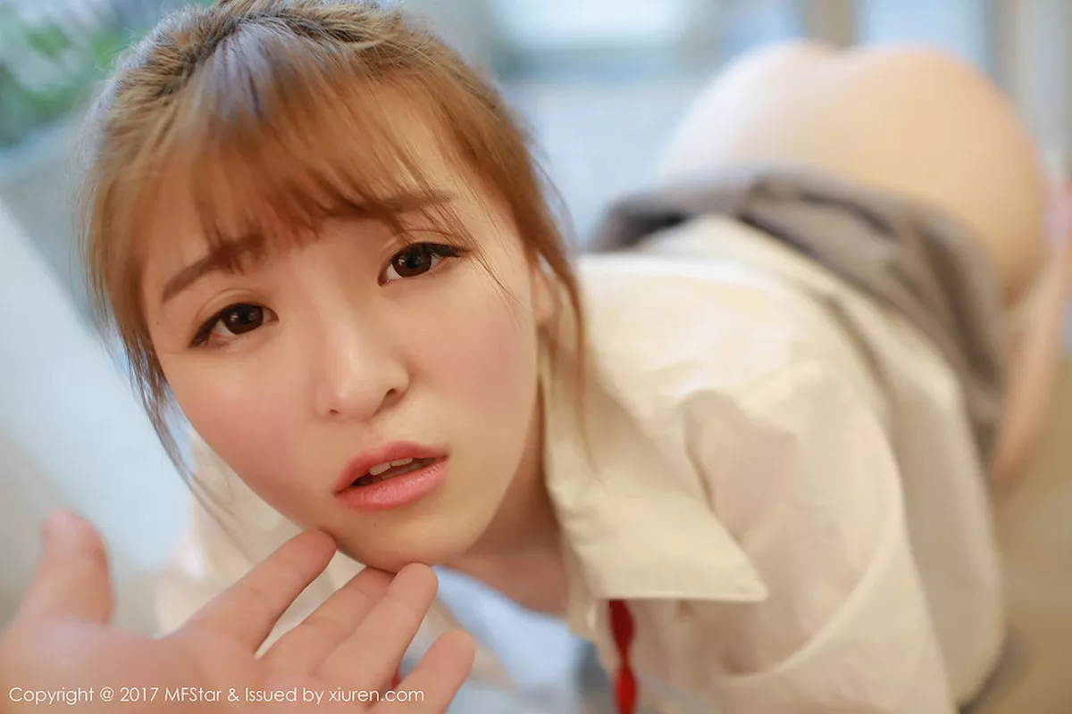 秀人集.com_[MFStar模范学院]Vol.098_嫩模伊小七MoMo学生装性感短裙半脱内裤撩人诱惑写真47P