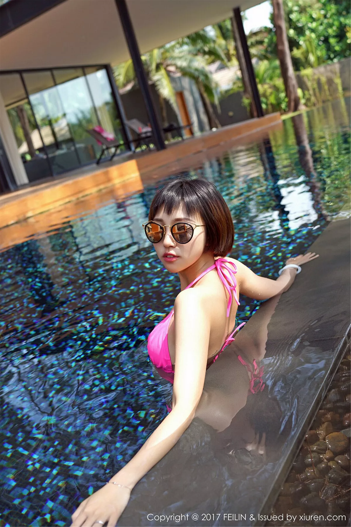 秀人集.com_[FeiLin嗲囡囡]Vol.095_嫩模冯木木LRIS泰国旅拍居家床上黑色蕾丝连体内衣诱惑写真47P