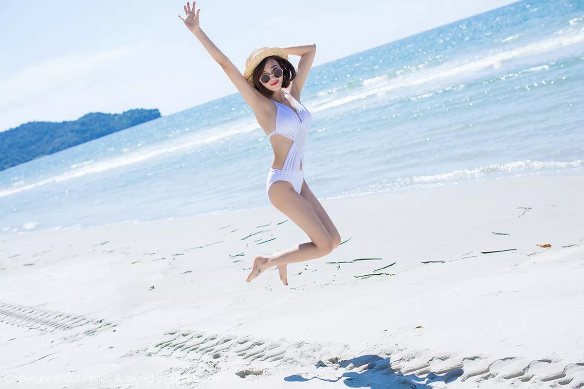 秀人集.com_[IMISS爱蜜社]Vol.169_甜美女神杨晨晨sugar沙巴旅拍红色球服海边沙滩性感写真45P