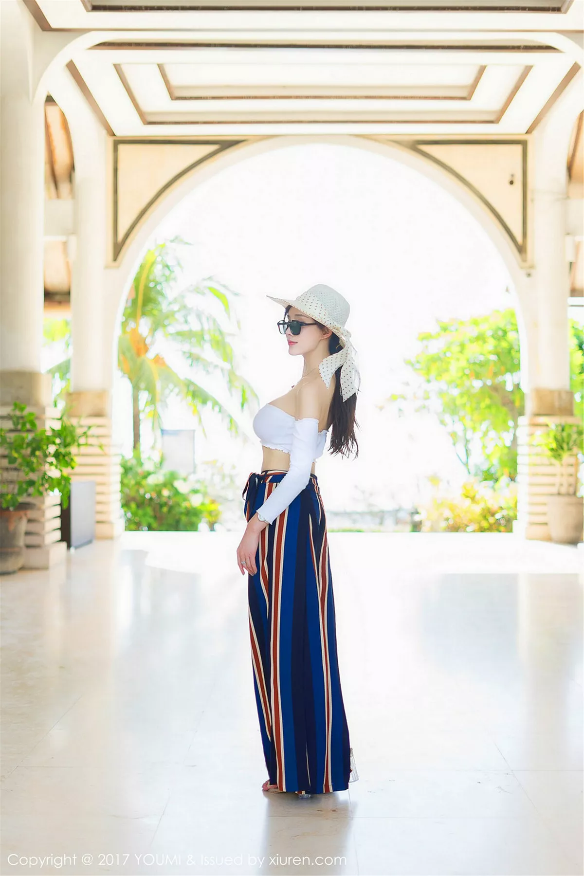 秀人集.com_[YouMi尤蜜荟]Vol.043_女神土肥圆矮挫穷巴厘岛旅拍黑色蕾丝情趣内衣露乳诱惑写真54P