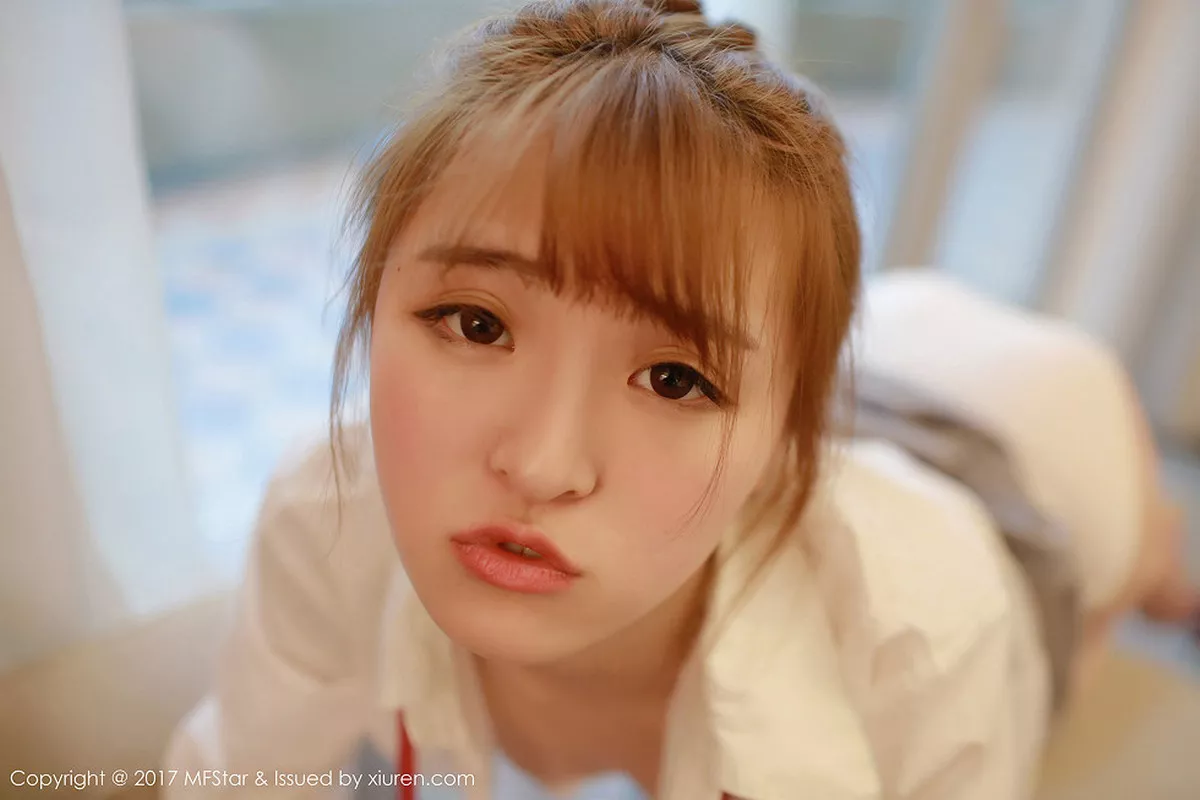 秀人集.com_[MFStar模范学院]Vol.098_嫩模伊小七MoMo学生装性感短裙半脱内裤撩人诱惑写真47P