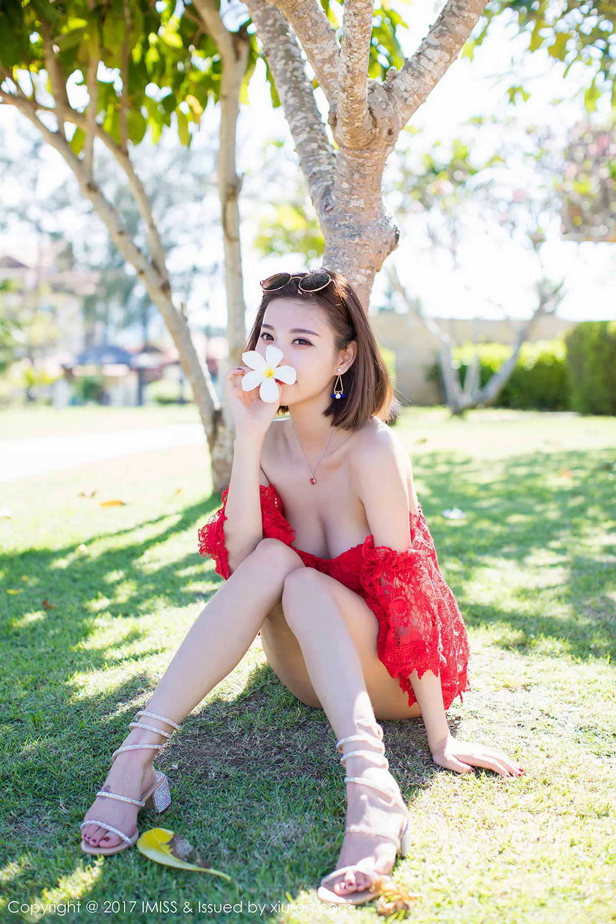 秀人集.com_[IMISS爱蜜社]Vol.169_甜美女神杨晨晨sugar沙巴旅拍红色球服海边沙滩性感写真45P