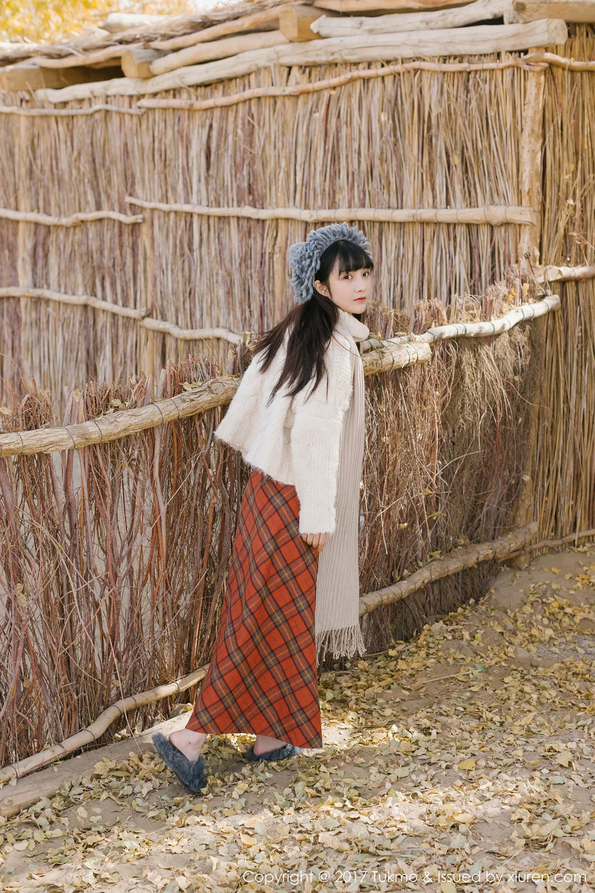 秀人集.com_[Tukmo兔几盟]Vol.098_美女主播之应冬日栅栏里的阳光美少女清新迷人写真40P