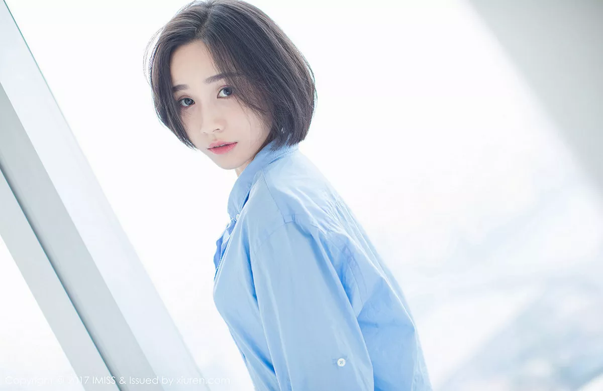 秀人集.com_[IMISS爱蜜社]Vol.178_模特Livia清爽蓝色衬衣+白色蕾丝腿袜秀完美身材性感写真49P