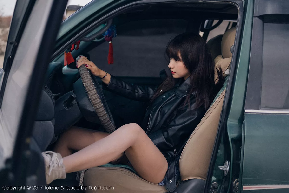 秀人集.com_[Tukmo兔几盟]Vol.100_嫩模球球外景车拍黑皮衣加性感牛仔短裤清新迷人写真52P
