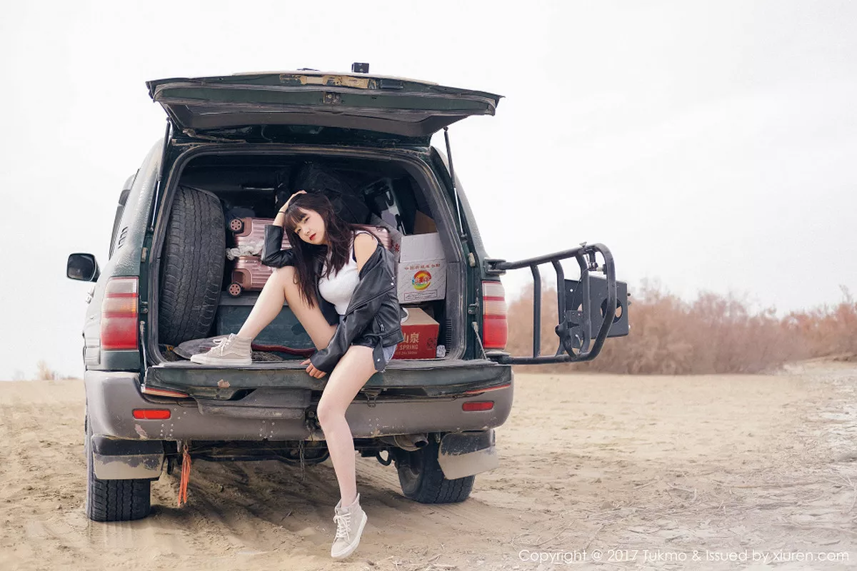 秀人集.com_[Tukmo兔几盟]Vol.100_嫩模球球外景车拍黑皮衣加性感牛仔短裤清新迷人写真52P