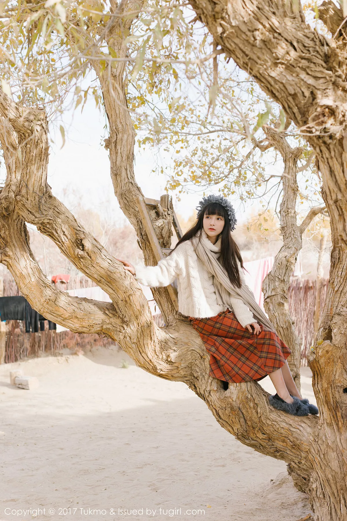 秀人集.com_[Tukmo兔几盟]Vol.098_美女主播之应冬日栅栏里的阳光美少女清新迷人写真40P