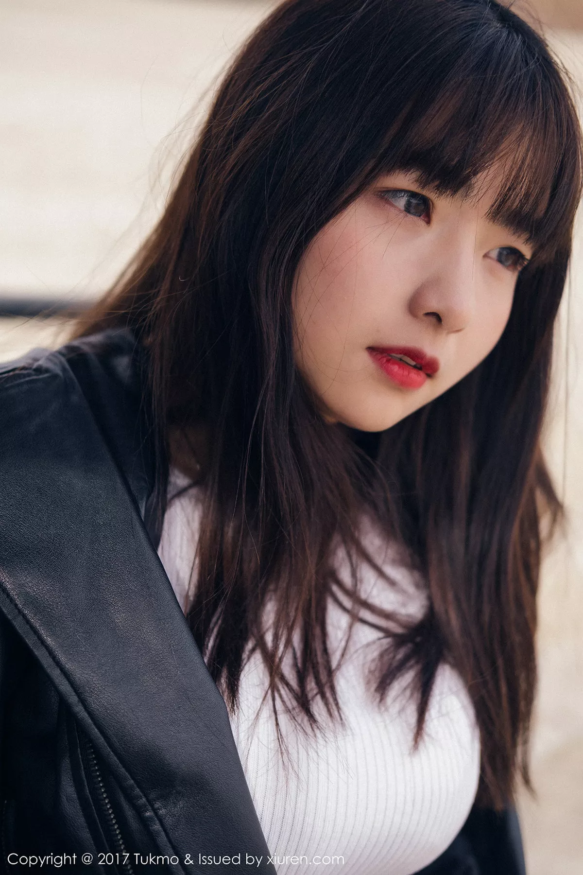 秀人集.com_[Tukmo兔几盟]Vol.100_嫩模球球外景车拍黑皮衣加性感牛仔短裤清新迷人写真52P