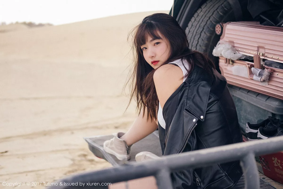 秀人集.com_[Tukmo兔几盟]Vol.100_嫩模球球外景车拍黑皮衣加性感牛仔短裤清新迷人写真52P