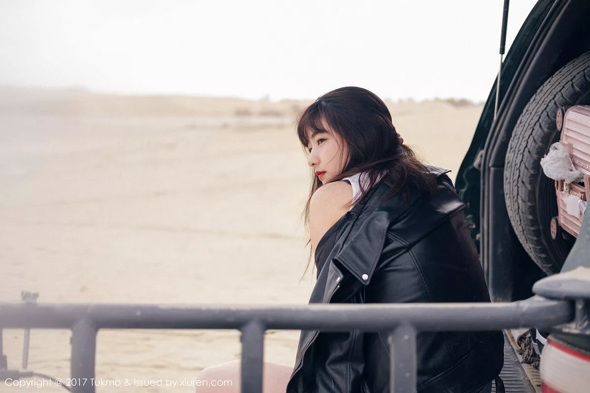 秀人集.com_[Tukmo兔几盟]Vol.100_嫩模球球外景车拍黑皮衣加性感牛仔短裤清新迷人写真52P