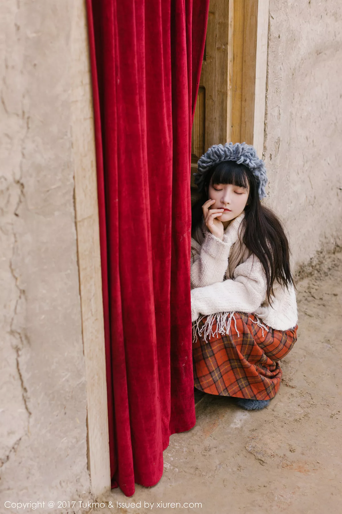 秀人集.com_[Tukmo兔几盟]Vol.098_美女主播之应冬日栅栏里的阳光美少女清新迷人写真40P