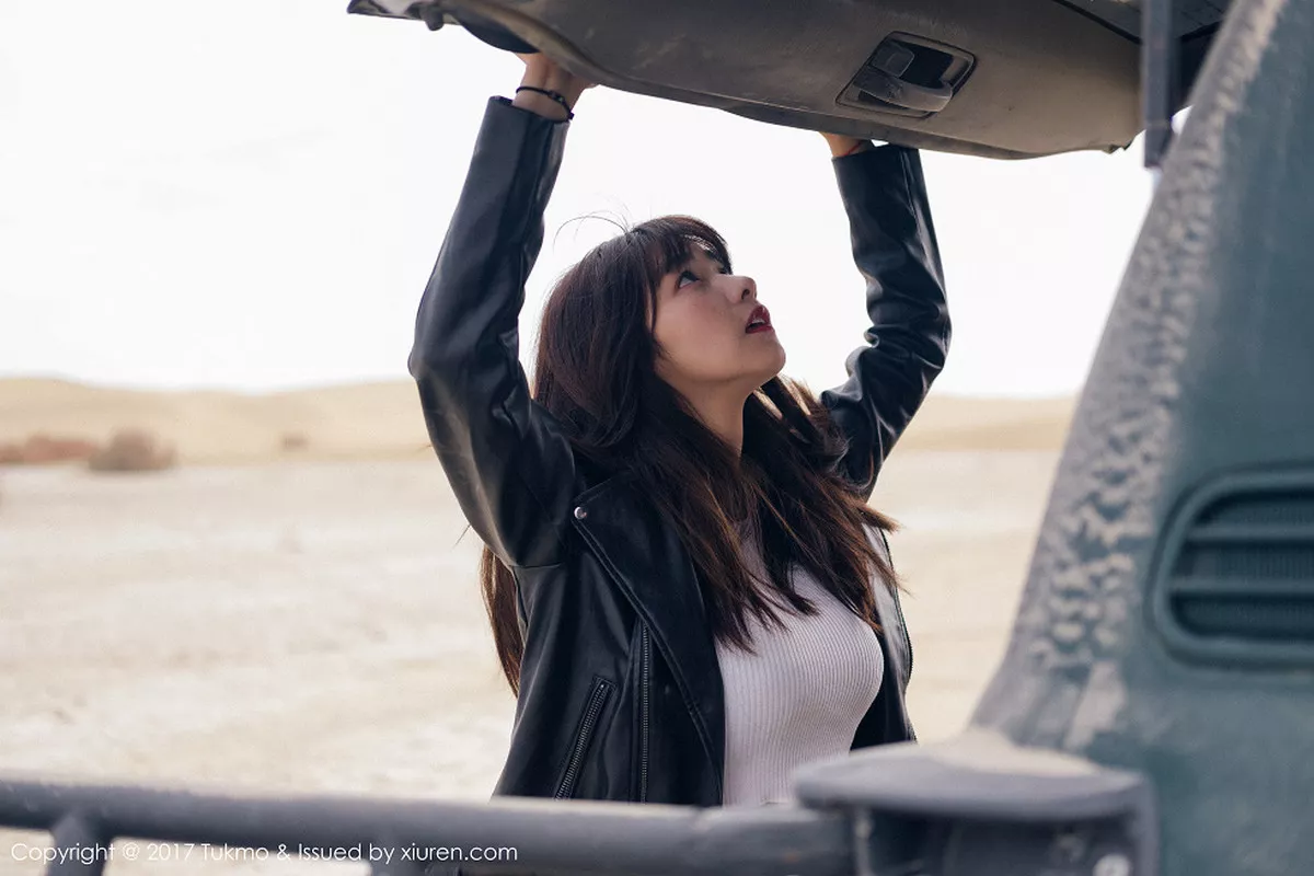 秀人集.com_[Tukmo兔几盟]Vol.100_嫩模球球外景车拍黑皮衣加性感牛仔短裤清新迷人写真52P