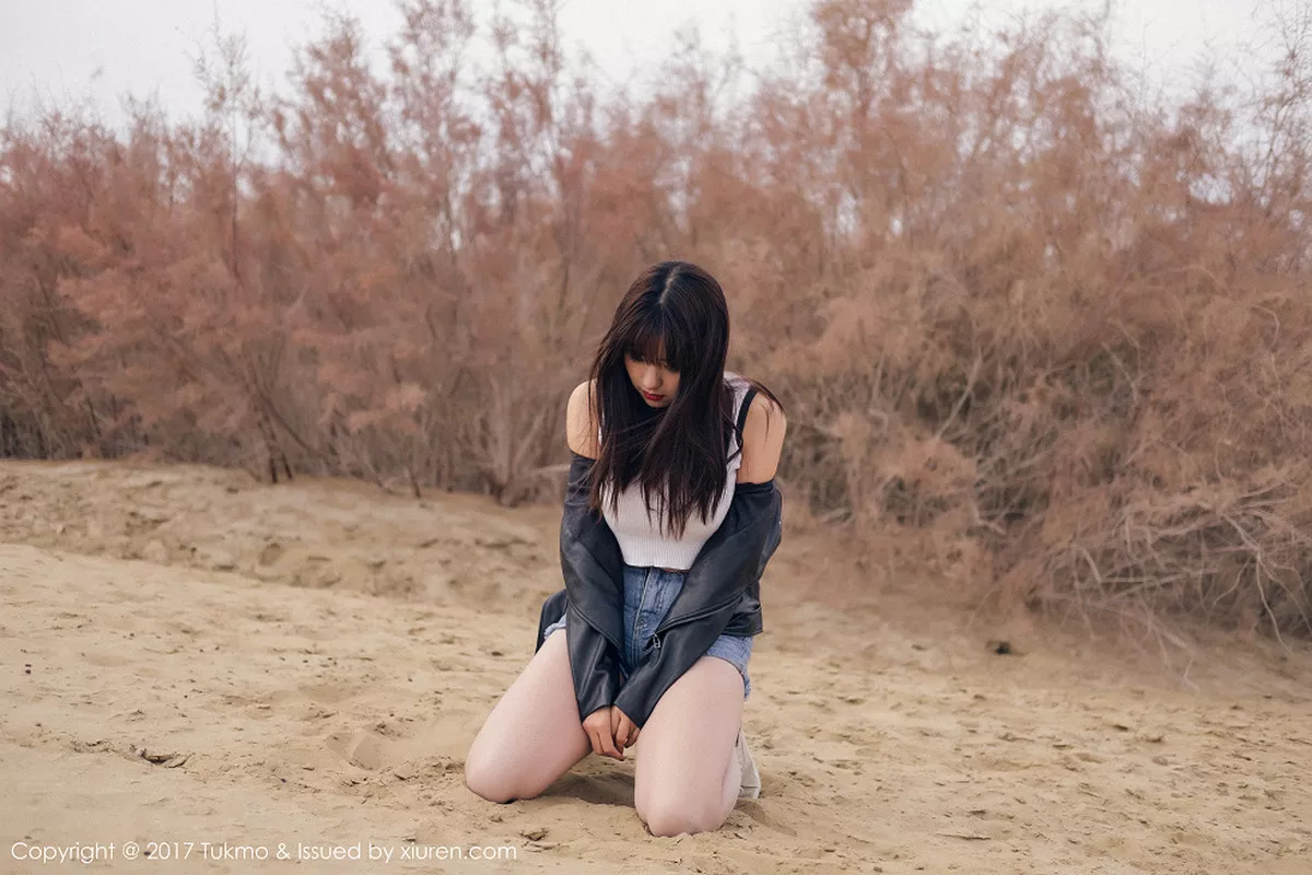 秀人集.com_[Tukmo兔几盟]Vol.100_嫩模球球外景车拍黑皮衣加性感牛仔短裤清新迷人写真52P