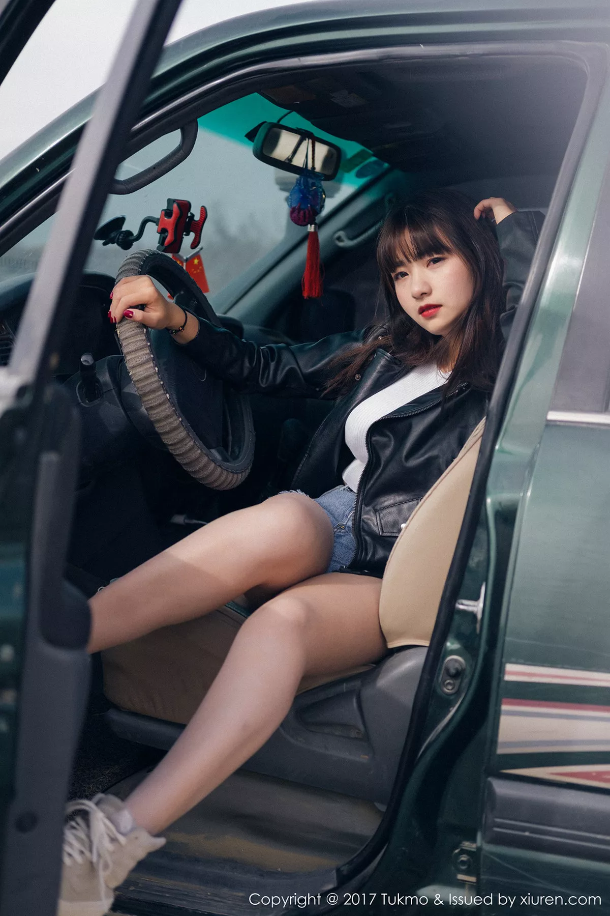 秀人集.com_[Tukmo兔几盟]Vol.100_嫩模球球外景车拍黑皮衣加性感牛仔短裤清新迷人写真52P