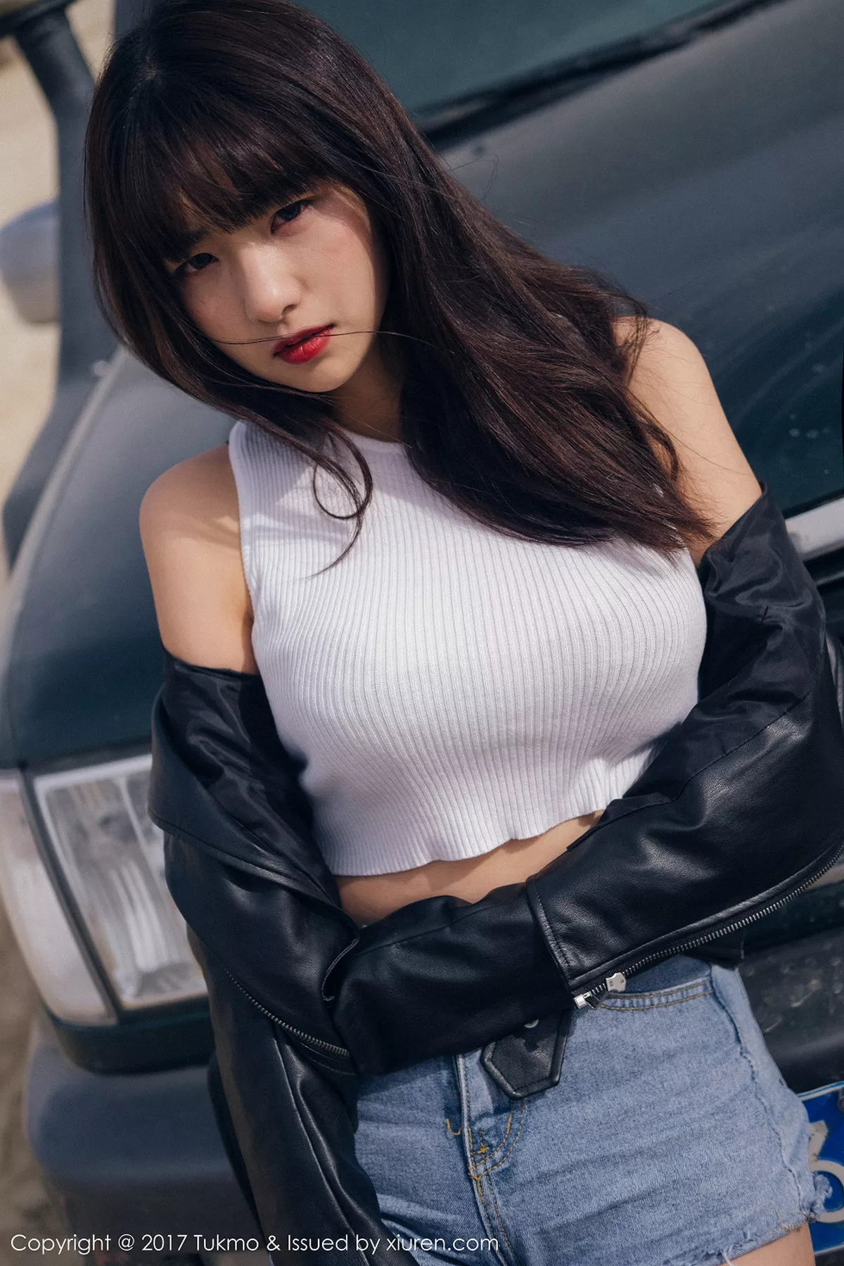 秀人集.com_[Tukmo兔几盟]Vol.100_嫩模球球外景车拍黑皮衣加性感牛仔短裤清新迷人写真52P