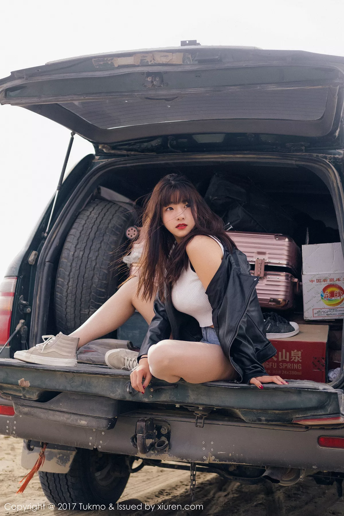 秀人集.com_[Tukmo兔几盟]Vol.100_嫩模球球外景车拍黑皮衣加性感牛仔短裤清新迷人写真52P