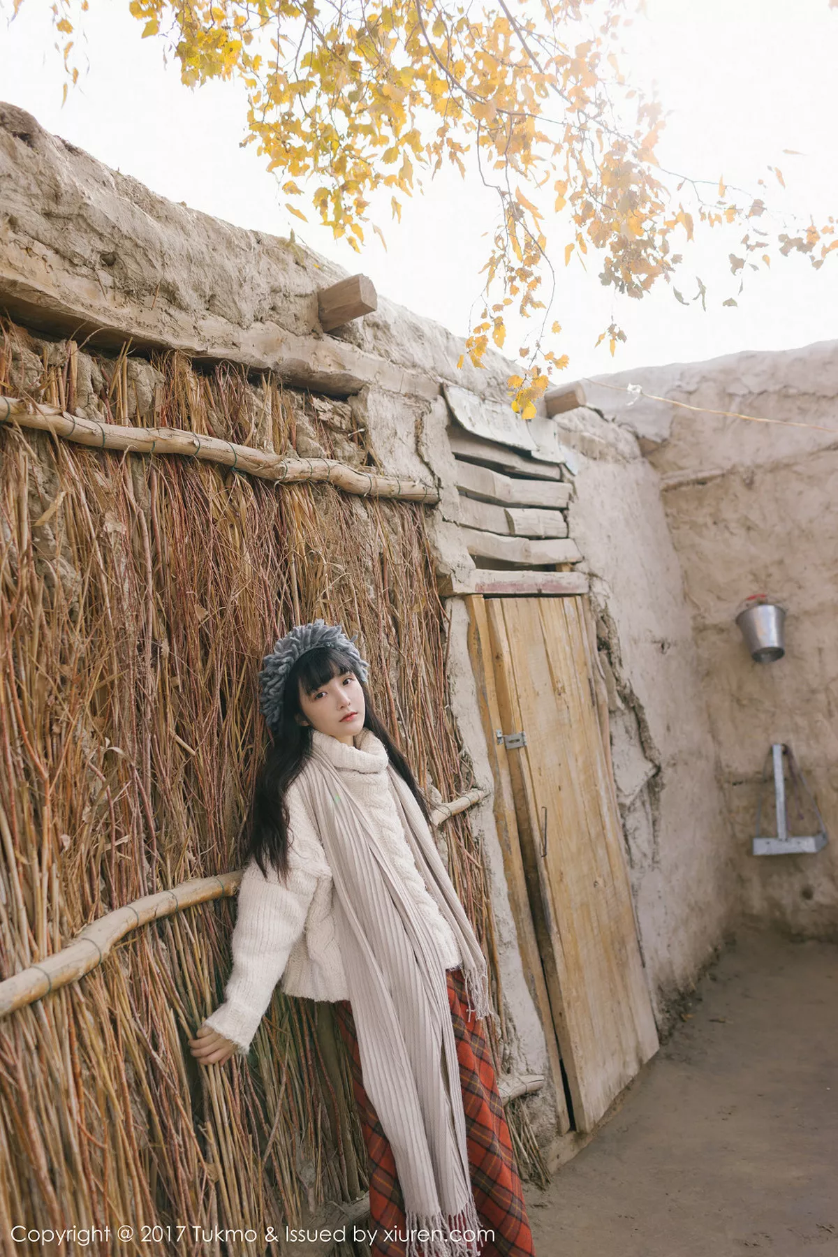 秀人集.com_[Tukmo兔几盟]Vol.098_美女主播之应冬日栅栏里的阳光美少女清新迷人写真40P