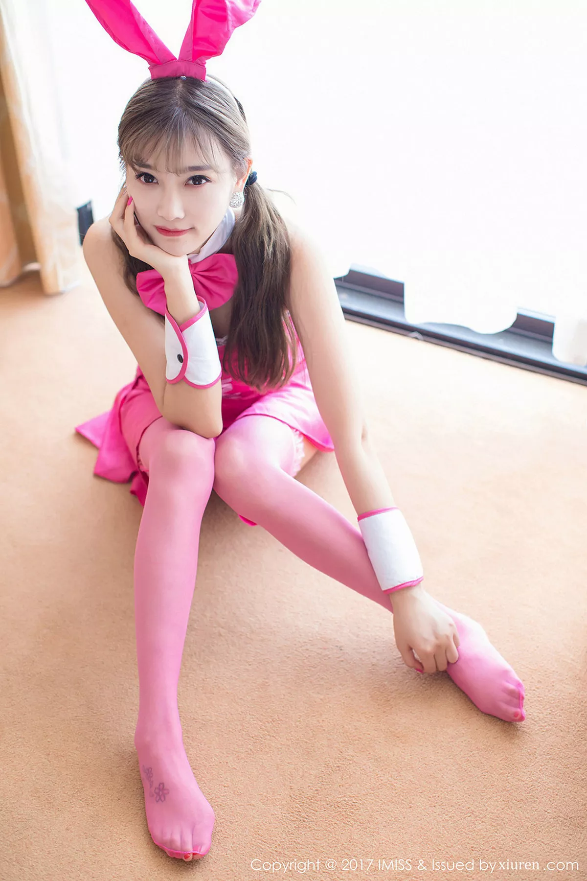 秀人集.com_[IMISS爱蜜社]Vol.176_甜美女神杨晨晨sugar塞班旅拍粉红兔女郎+甜美女仆性感写真49P