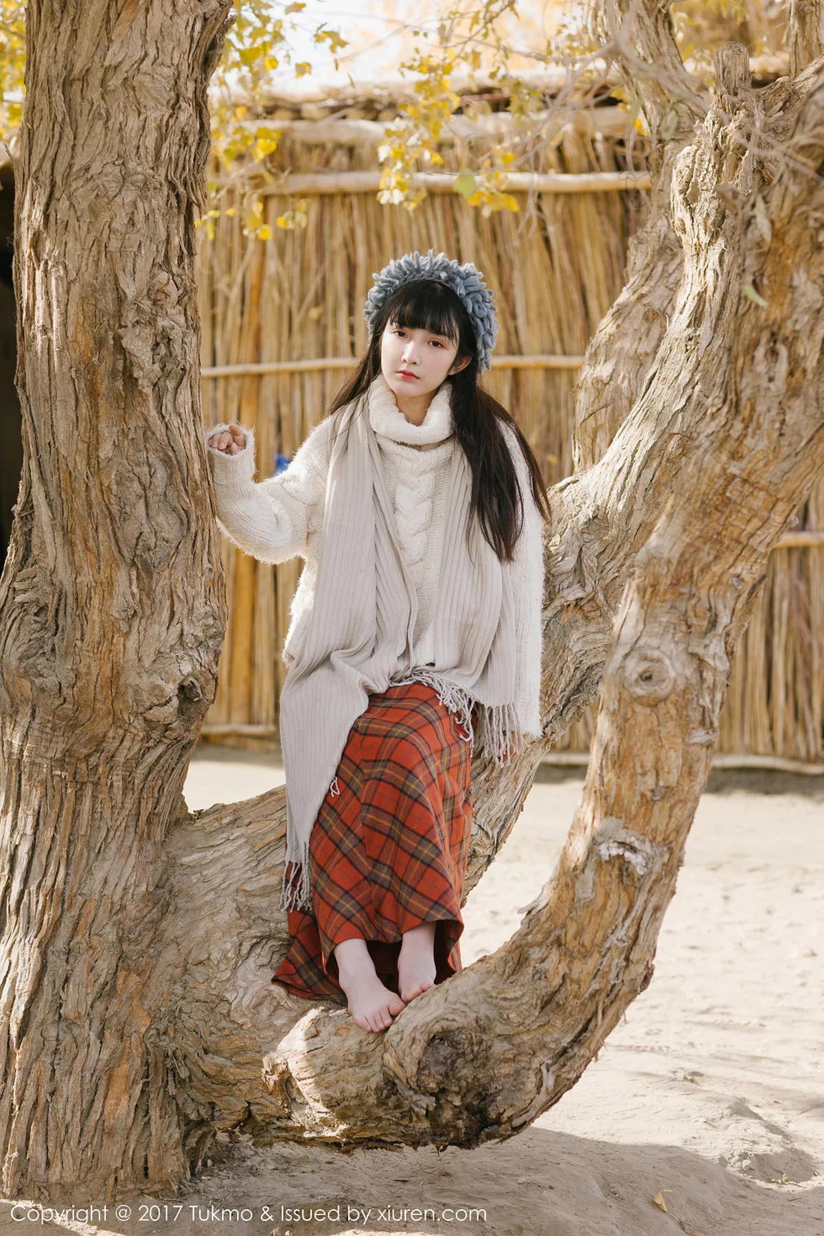 秀人集.com_[Tukmo兔几盟]Vol.098_美女主播之应冬日栅栏里的阳光美少女清新迷人写真40P