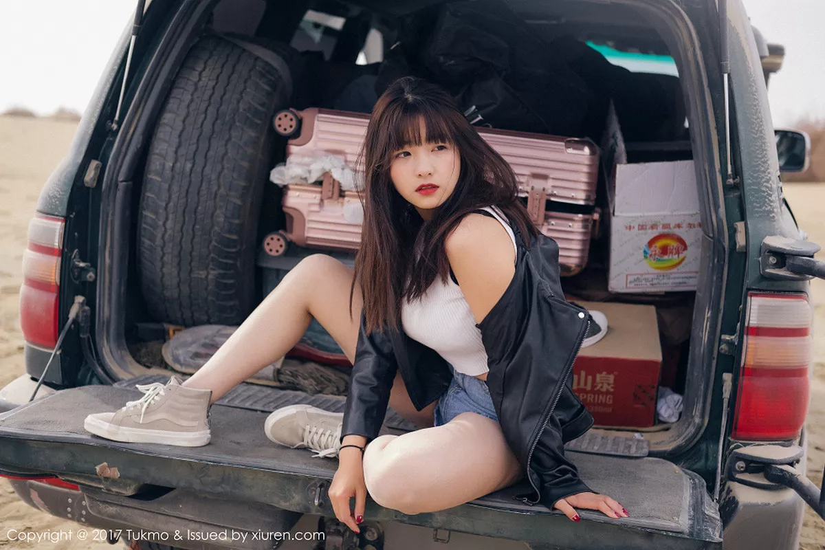 秀人集.com_[Tukmo兔几盟]Vol.100_嫩模球球外景车拍黑皮衣加性感牛仔短裤清新迷人写真52P