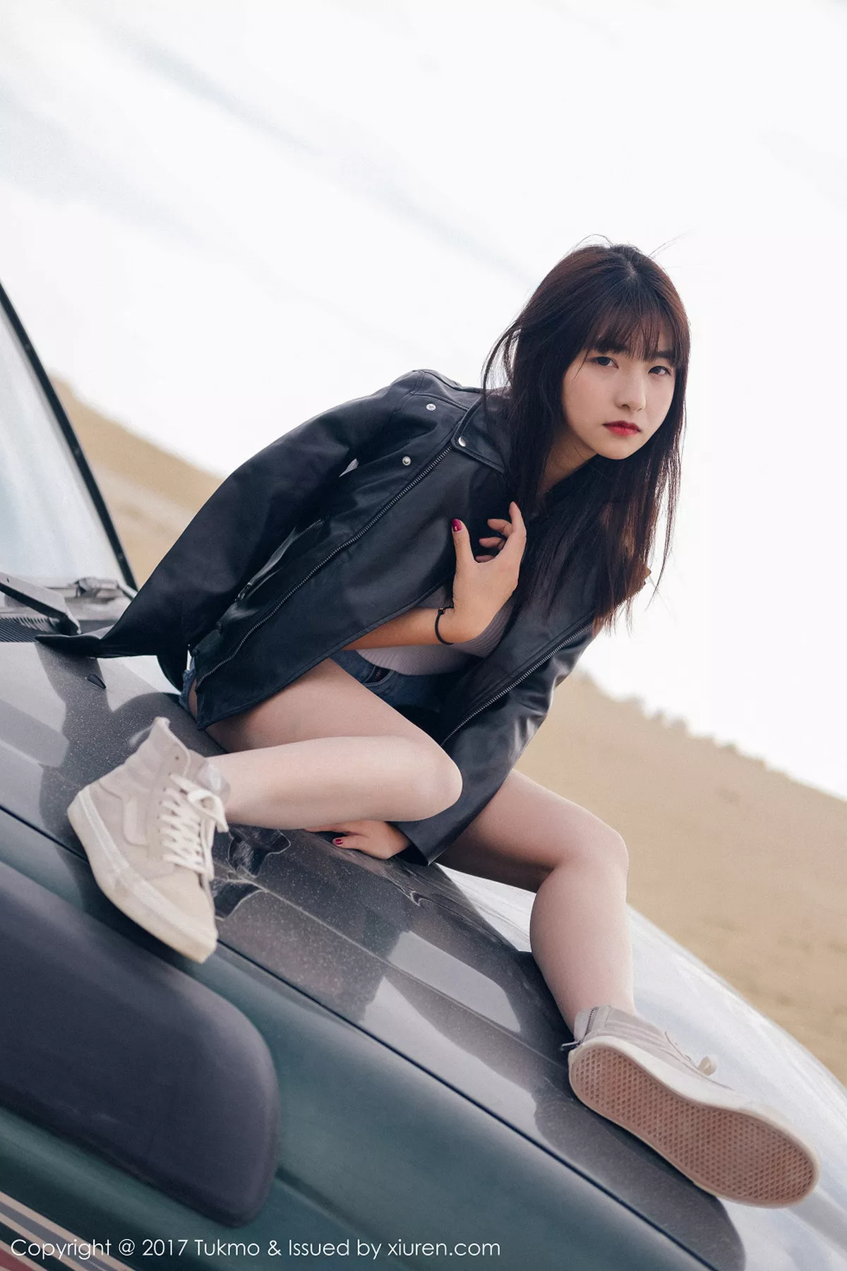 秀人集.com_[Tukmo兔几盟]Vol.100_嫩模球球外景车拍黑皮衣加性感牛仔短裤清新迷人写真52P