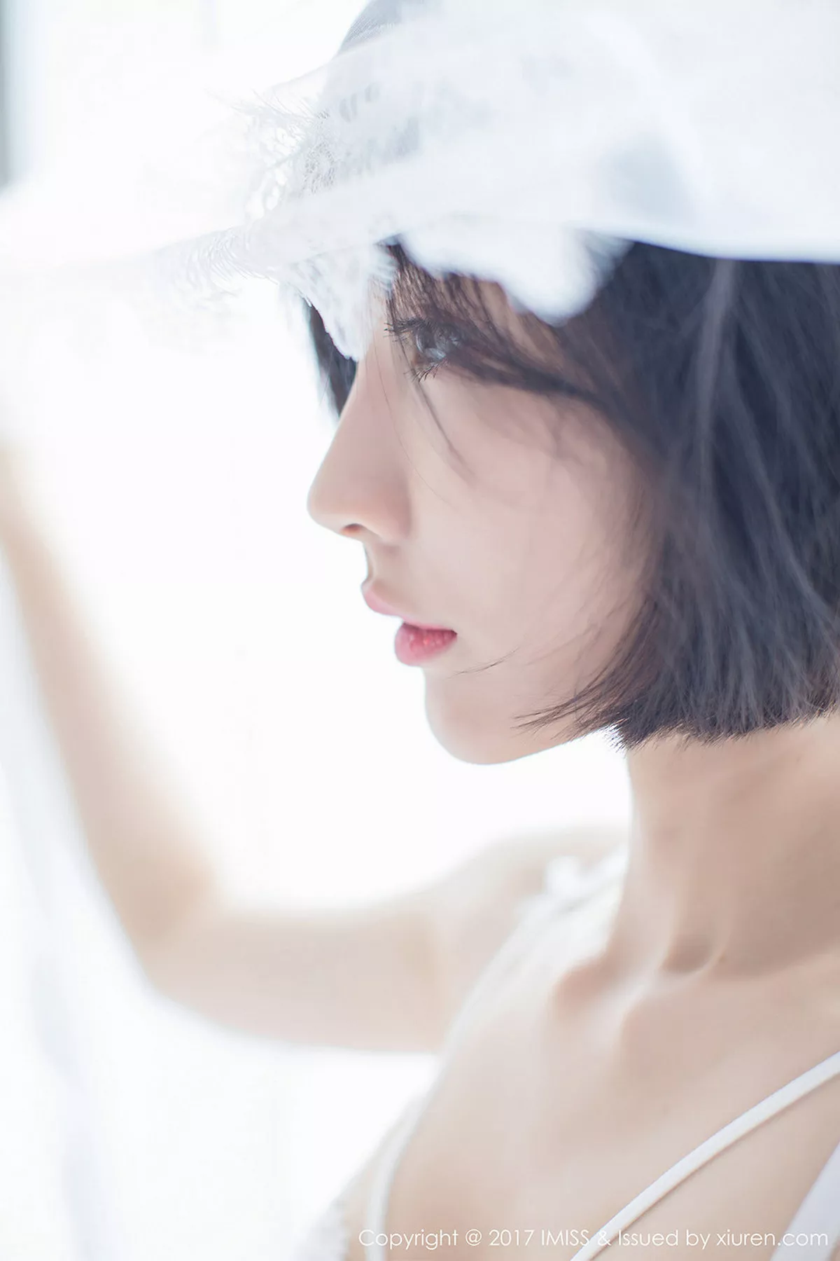 秀人集.com_[IMISS爱蜜社]Vol.178_模特Livia清爽蓝色衬衣+白色蕾丝腿袜秀完美身材性感写真49P