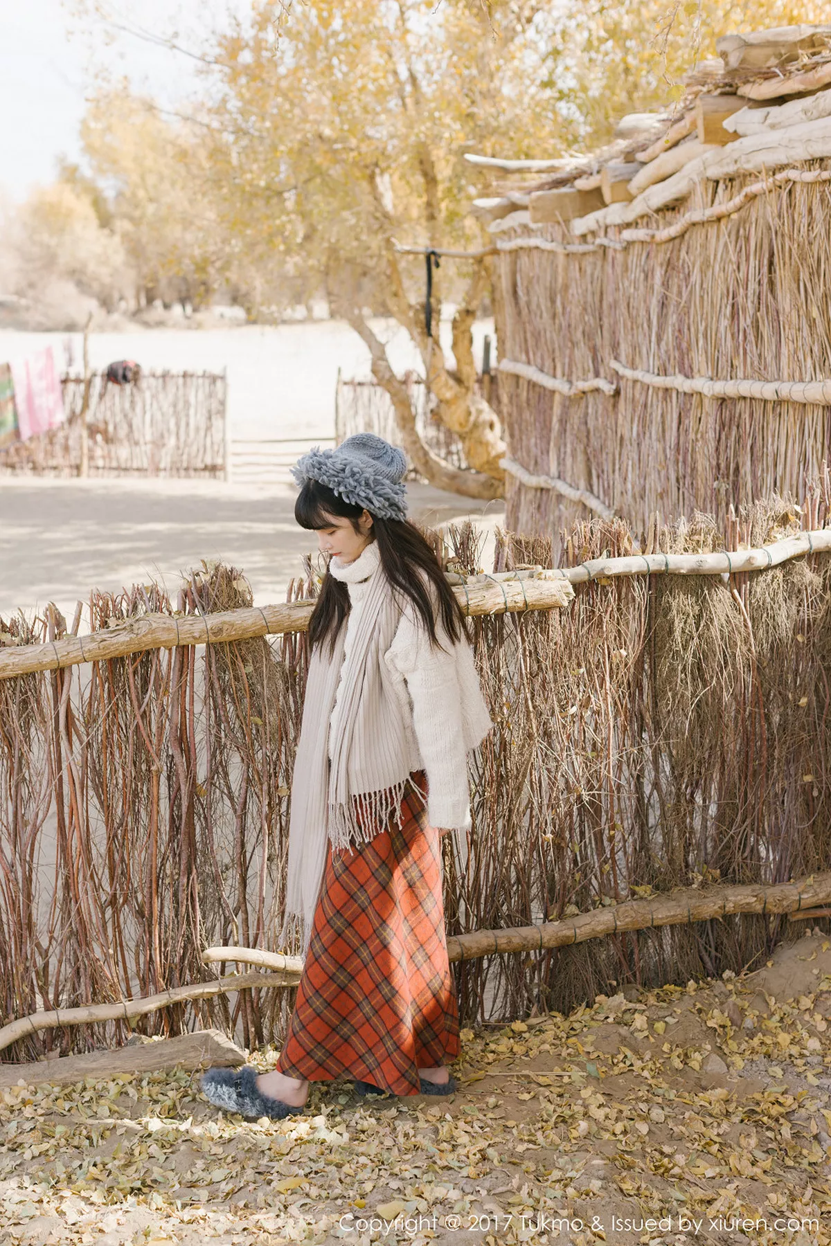 秀人集.com_[Tukmo兔几盟]Vol.098_美女主播之应冬日栅栏里的阳光美少女清新迷人写真40P