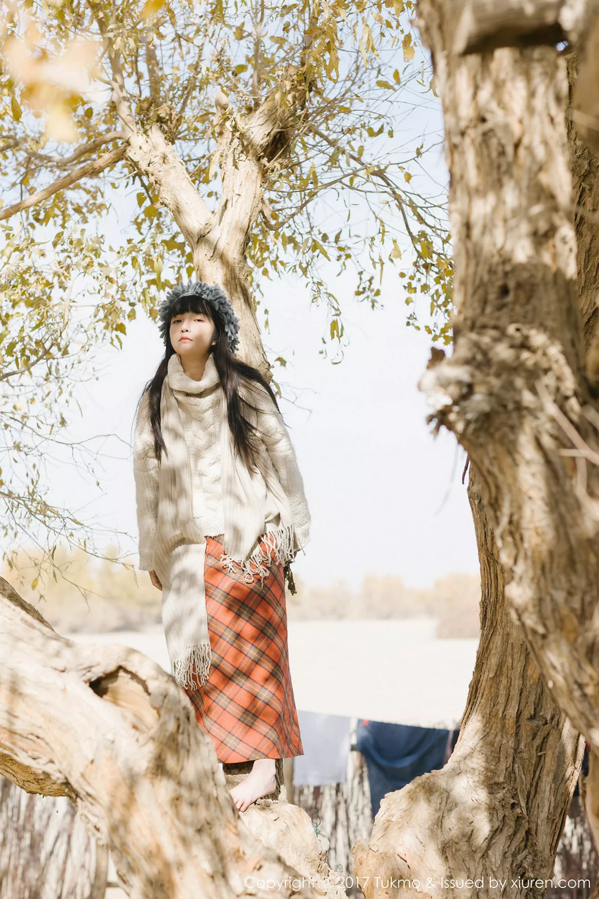 秀人集.com_[Tukmo兔几盟]Vol.098_美女主播之应冬日栅栏里的阳光美少女清新迷人写真40P