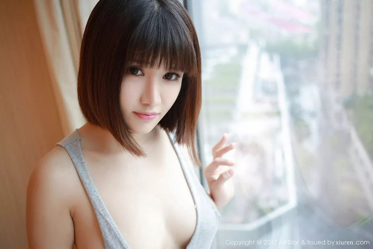 秀人集.com_[MFStar模范学院]Vol.102_嫩模K8傲娇萌萌Vivian吊带真空背心侧露美乳诱惑写真50P