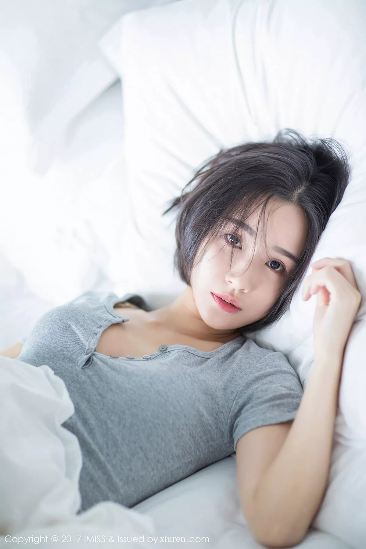 秀人集.com_[IMISS爱蜜社]Vol.178_模特Livia清爽蓝色衬衣+白色蕾丝腿袜秀完美身材性感写真49P